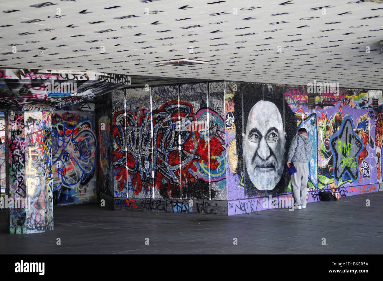 Graffiti-Künstler bei der Arbeit unter das Southbank Centre, London, England, UK Stockfoto
