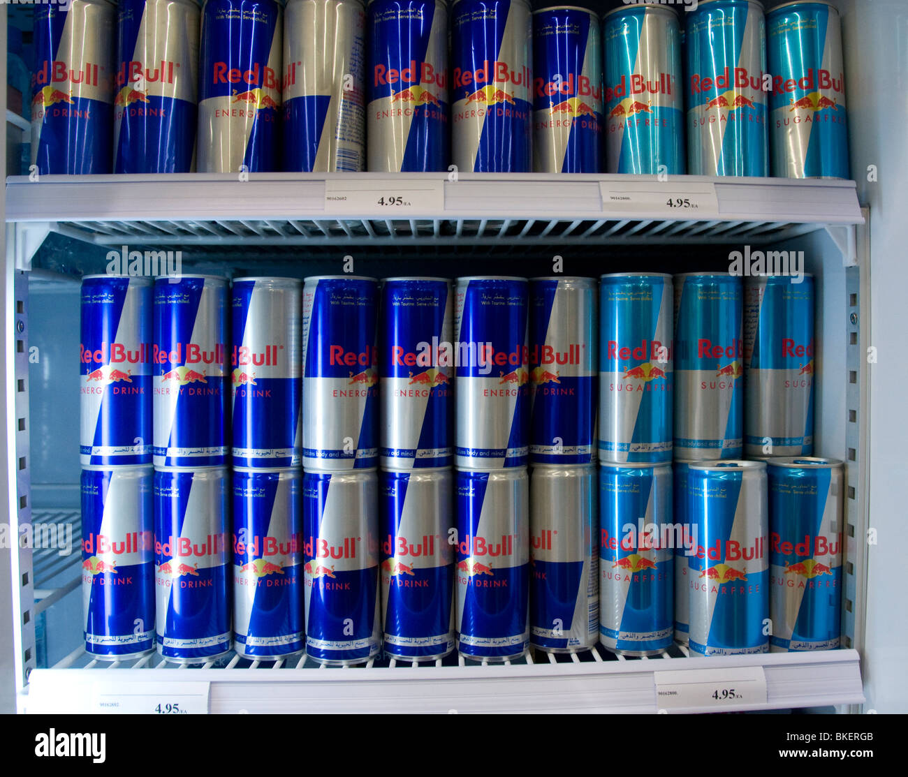 Red Bull Dosen im Kühlschrank Stockfotografie - Alamy