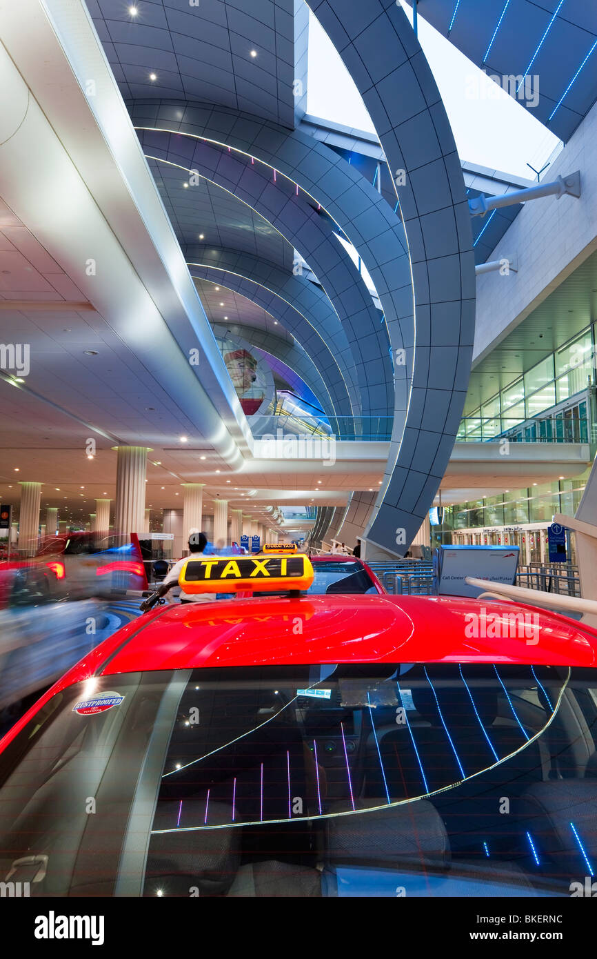 Stilvoller moderne Architektur der 2010 eröffneten Terminal 3 des Dubai International Airport, Dubai, Vereinigte Arabische Emirate, Vereinigte Arabische Emirate Stockfoto