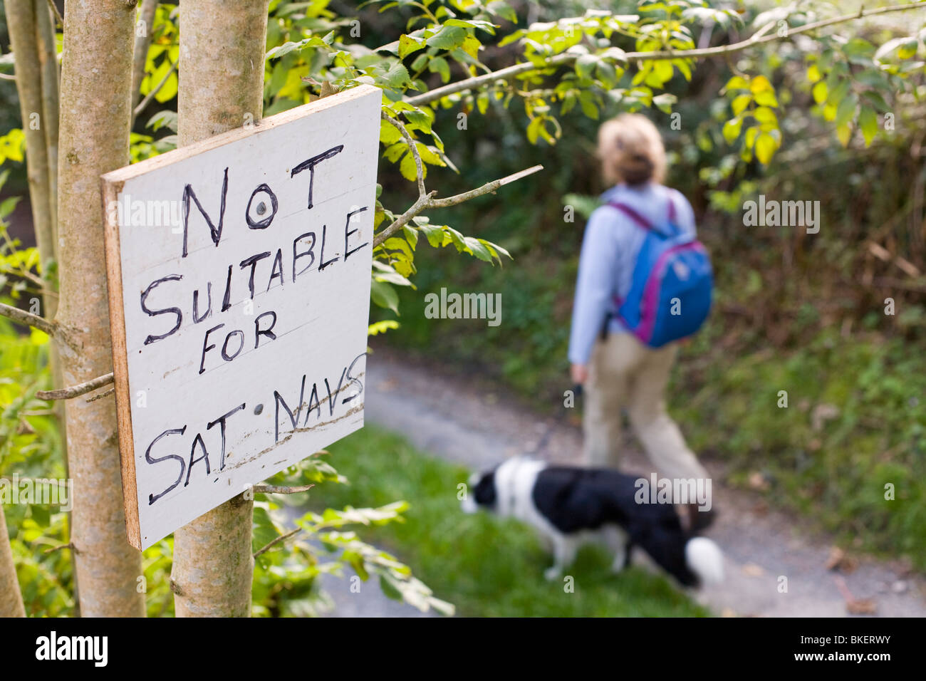 Ein Schild an einer engen Gasse in der Nähe von Crosthwaite Süd Cumbria Warnung über Navi-Fahrzeuge Stockfoto