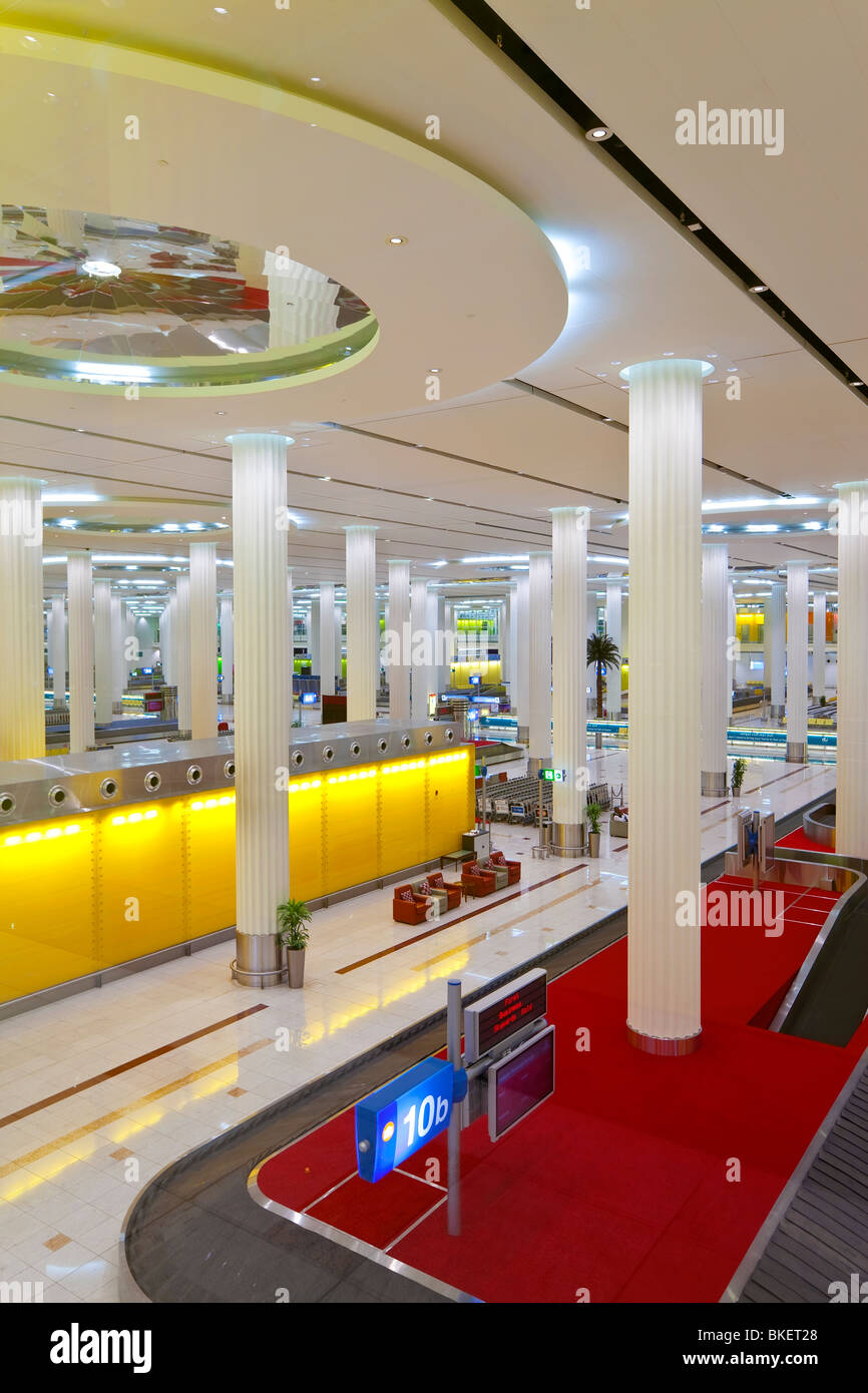 UAE, Vereinigte Arabische Emirate, Dubai, Dubai International Airport, Terminal 3, Gepäckband in der Ankunftshalle Stockfoto