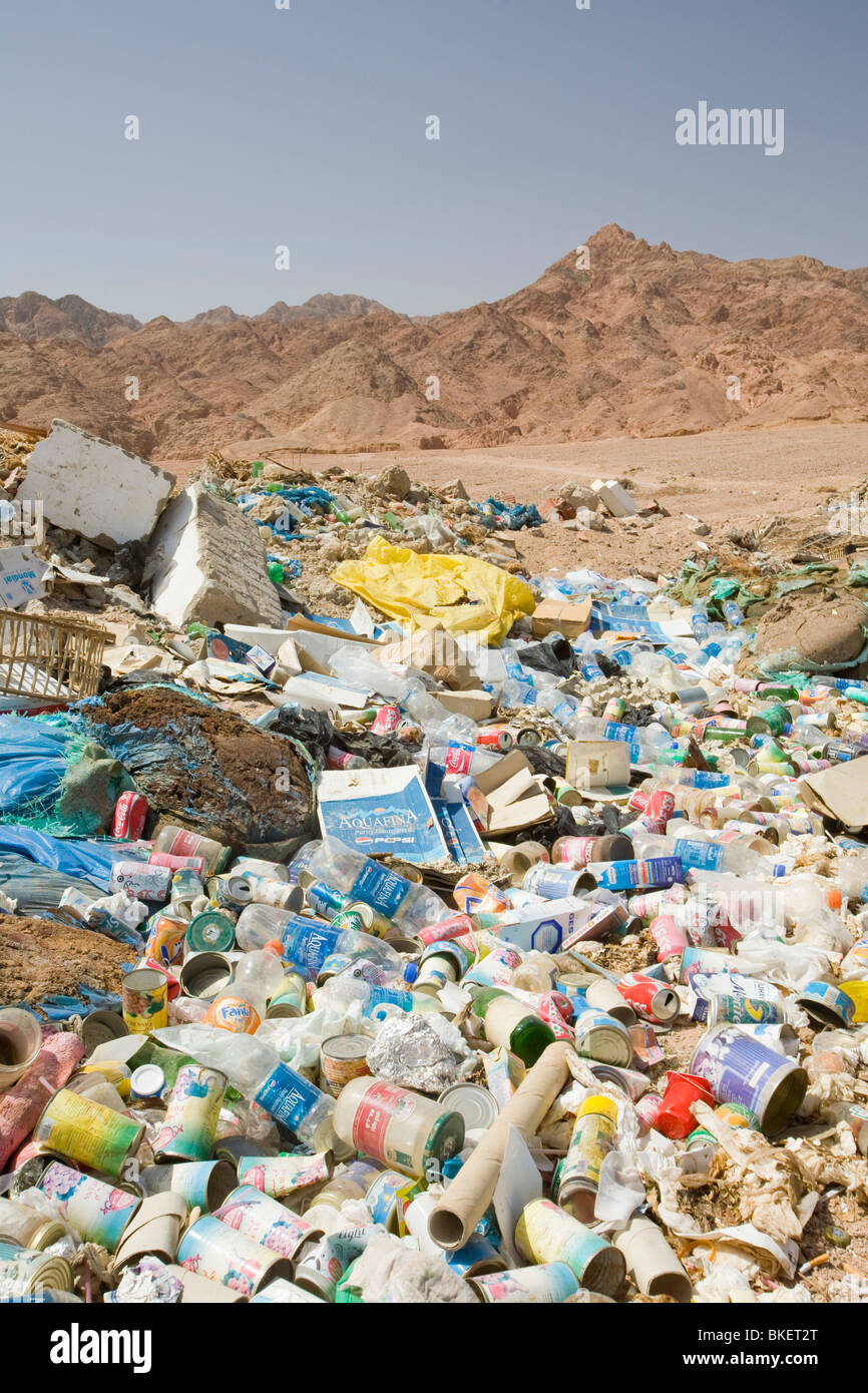 Müll in den Bergen der Wüste Sinai in der Nähe von Dahab in Ägypten verworfen. Stockfoto