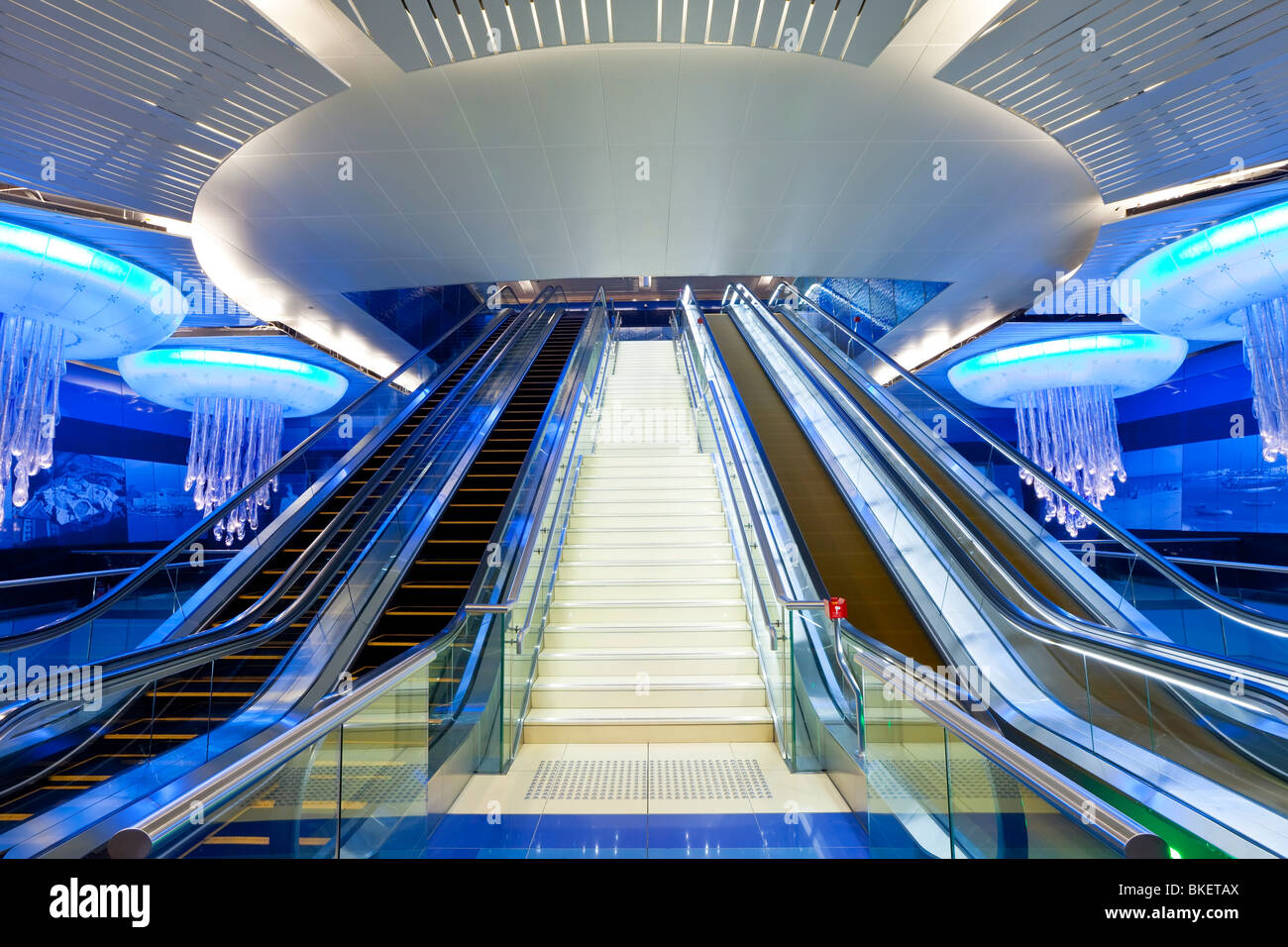 Dubai-Metro-Station, modernes Design, eröffnet im Jahr 2010, Dubai, Vereinigte Arabische Emirate, Vereinigte Arabische Emirate Stockfoto