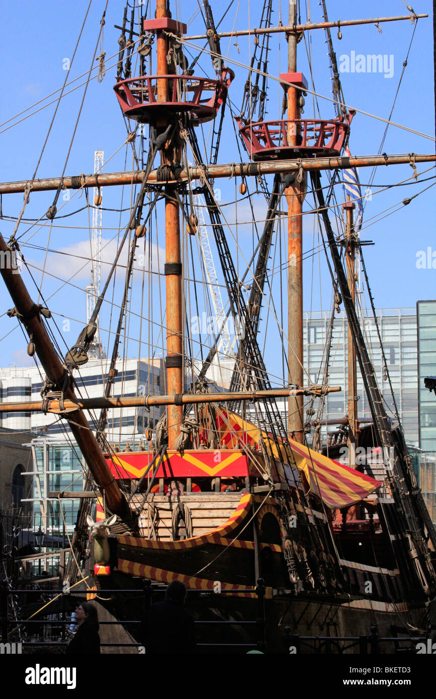 Replikat der Golden Hind in London St Mary Overie Dock angedockt. Stockfoto