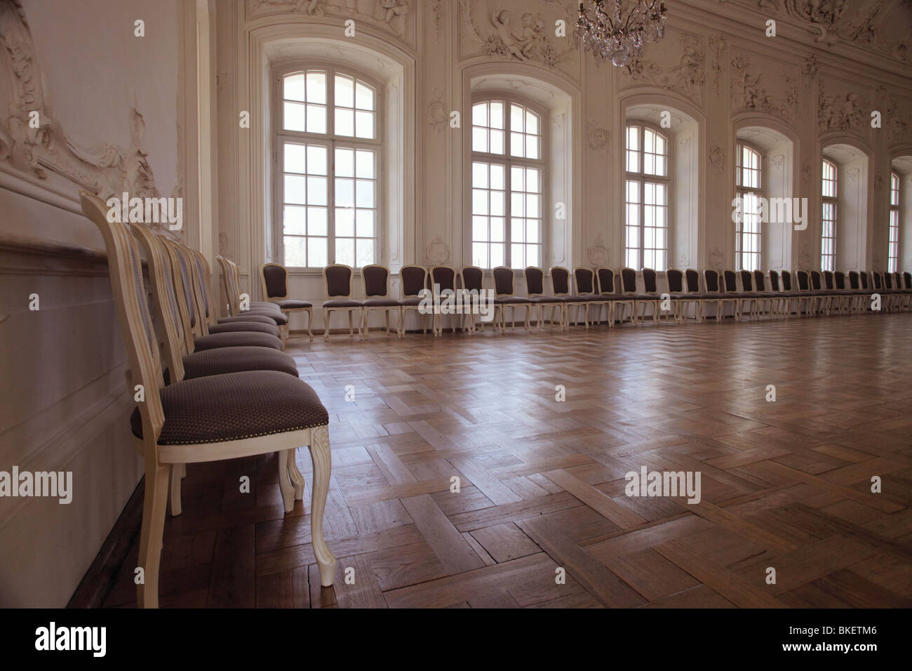 Stühle in Halle. Barocke Kunst. Brennweite 19mm Stockfoto