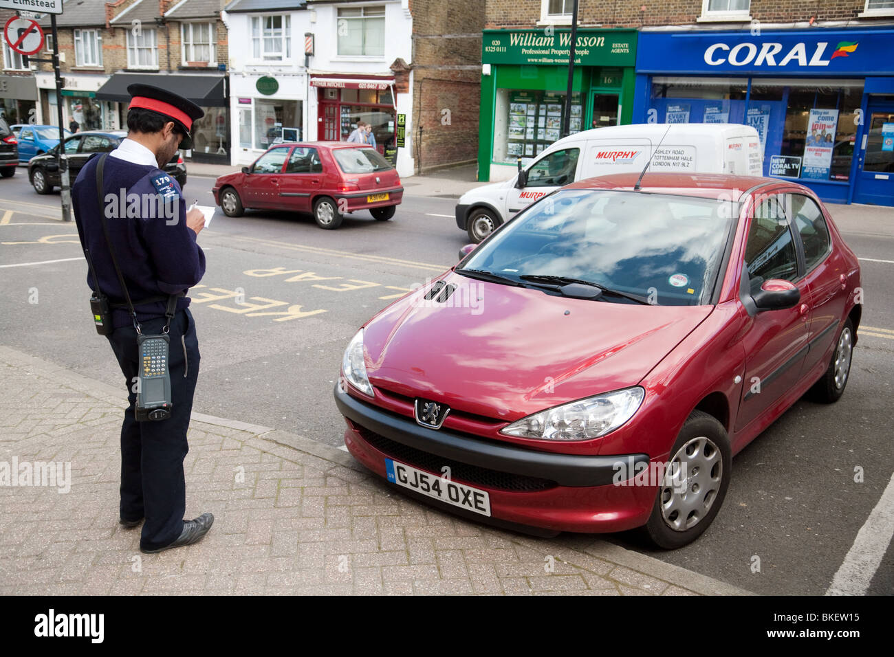 Traffic Warden schreiben Sie ein Ticket für ein Auto, Chislehurst, SE London, UK Stockfoto
