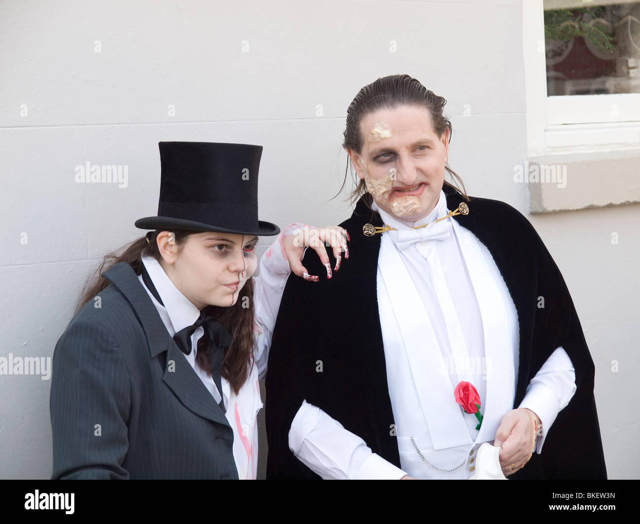 Ein Mann und eine Frau gekleidet als Phantom der Oper Zeichen Pose auf dem alle zwei Jahre stattfindende Gothic Festival in Whitby Stockfoto