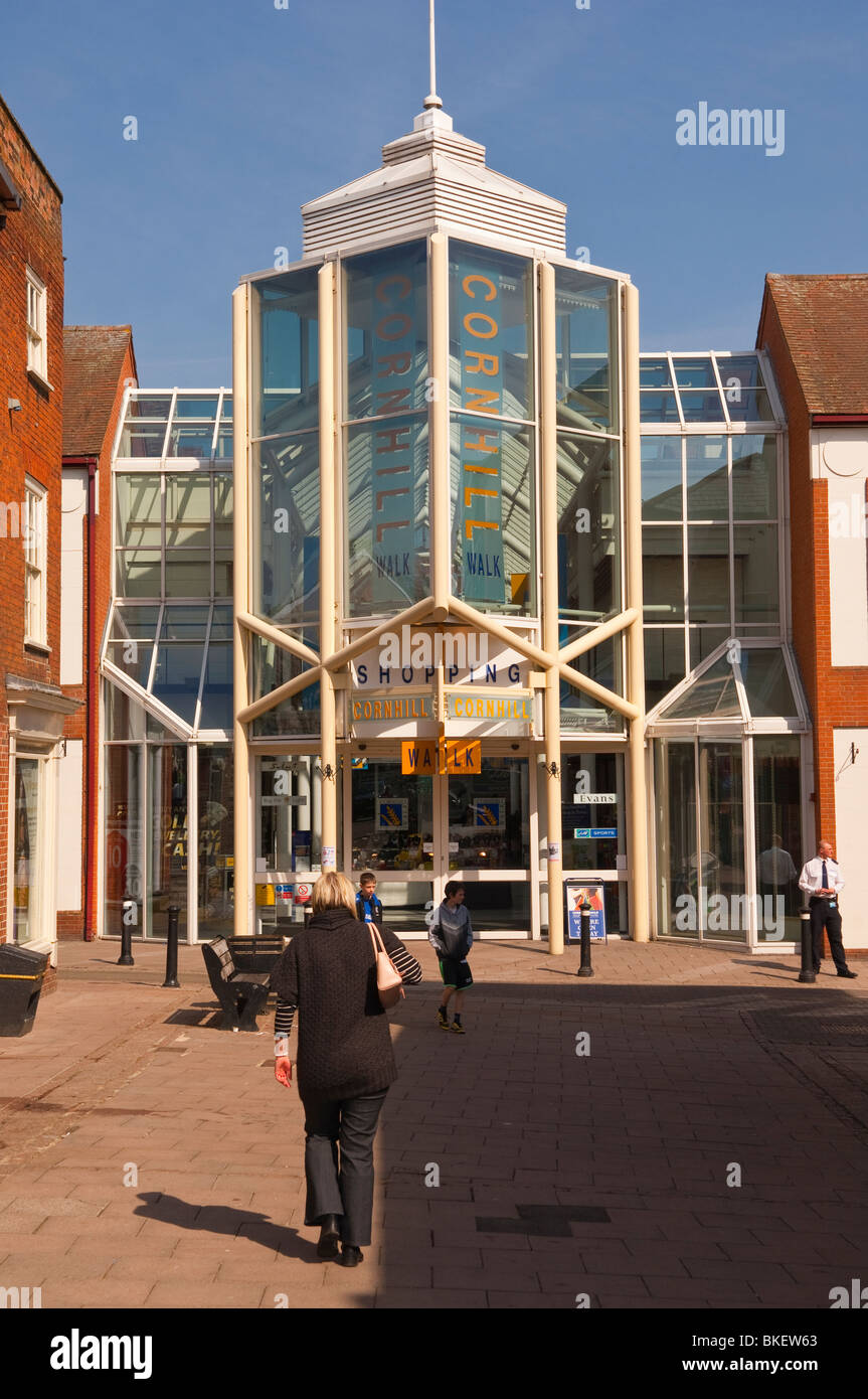 Das überdachte Einkaufszentrum Cornhill Spaziergang in Bury Saint Edmunds, Suffolk, England, Großbritannien, UK Stockfoto