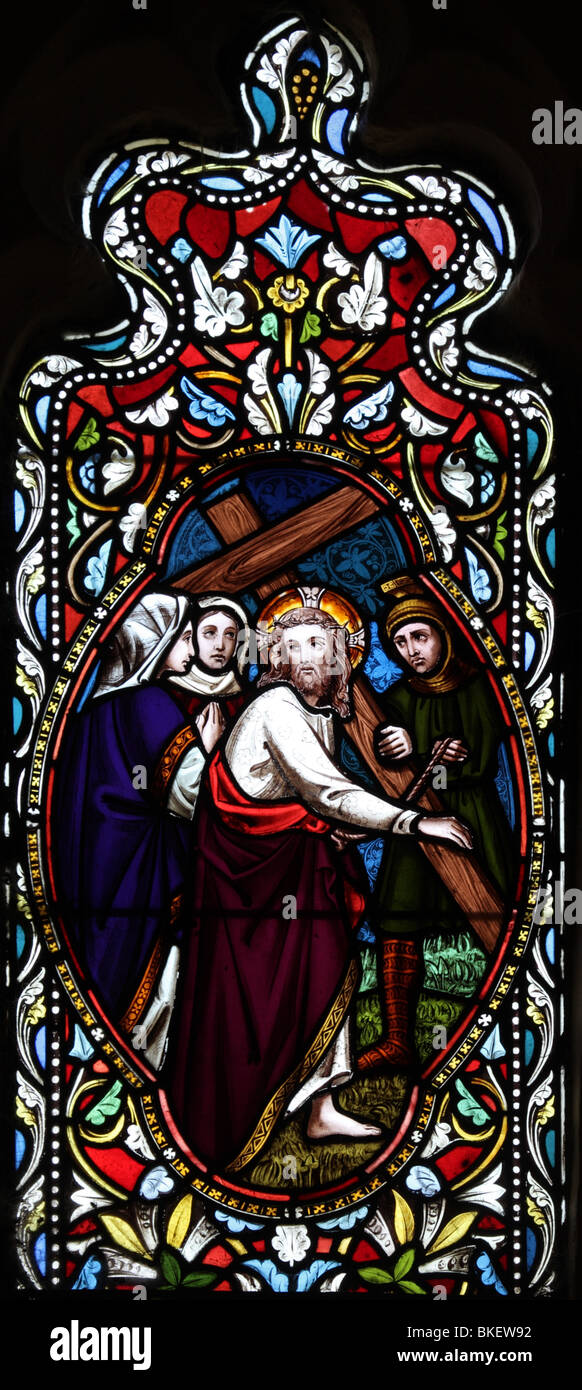 Detail aus einem Buntglasfenster von ward und Hughes um 1865, das zwölf Ereignisse aus dem Leben Jesu Christi darstellt und das Kreuz trägt. Stockfoto