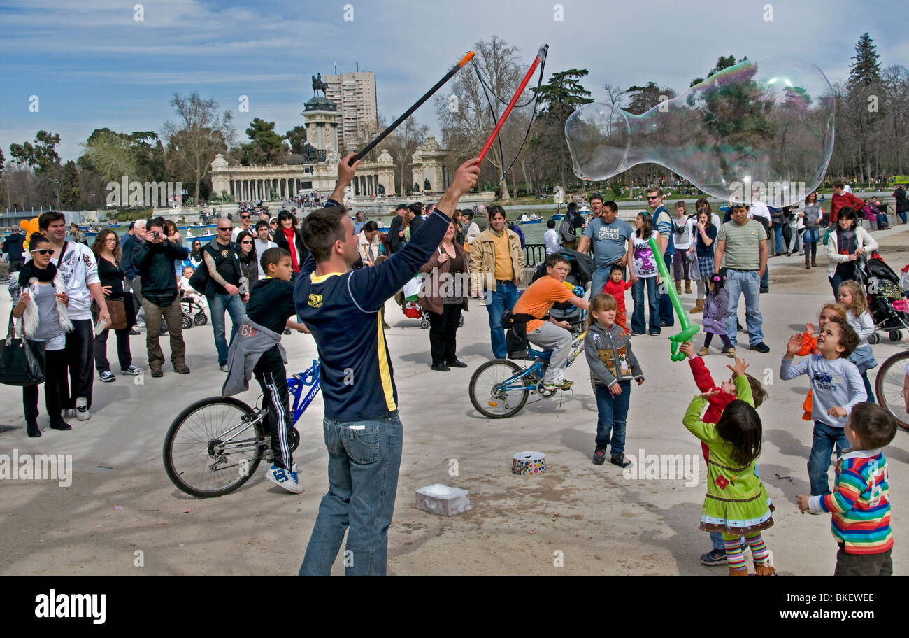 Unsere del Retiro-Park Madrid Seifenblase Kinder jungen Mädchen Spaß Stockfoto