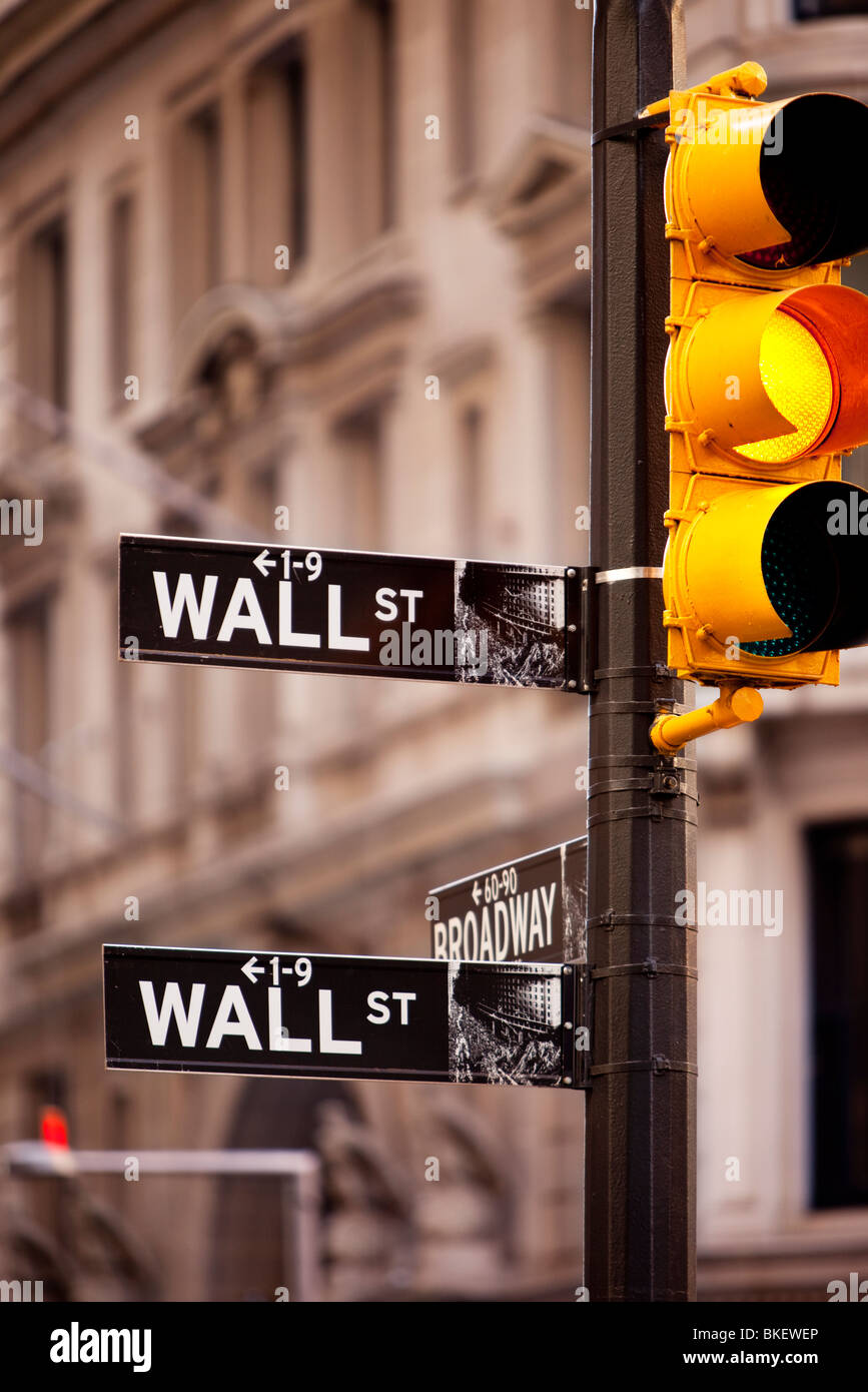 Ampel an der Wall Street und Broadway, New York City USA Stockfoto