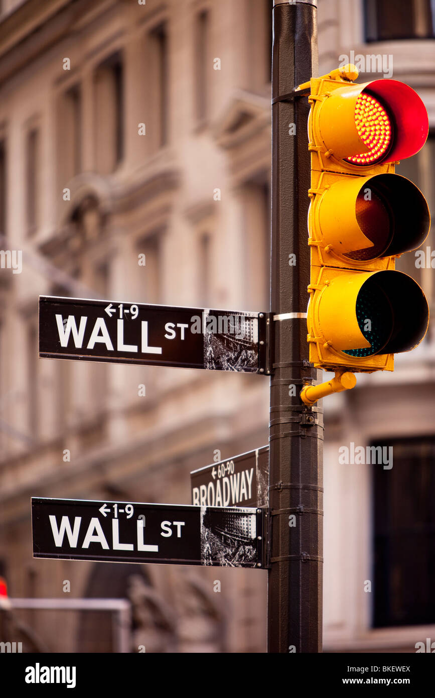 Ampel an der Wall Street und Broadway, New York City USA Stockfoto