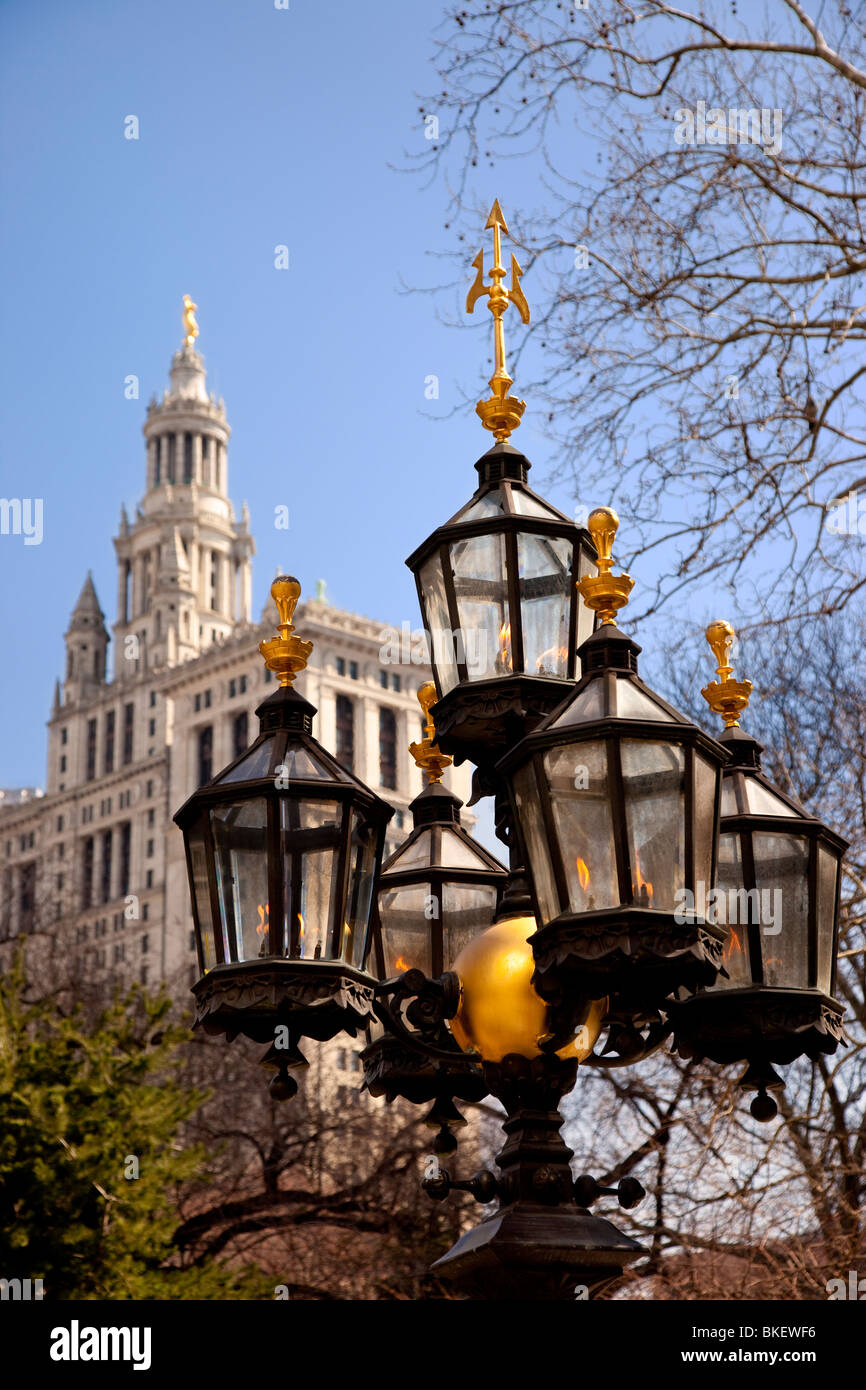 Lampe am City Hall Park mit dem kommunalen Gebäude über New York City USA Stockfoto