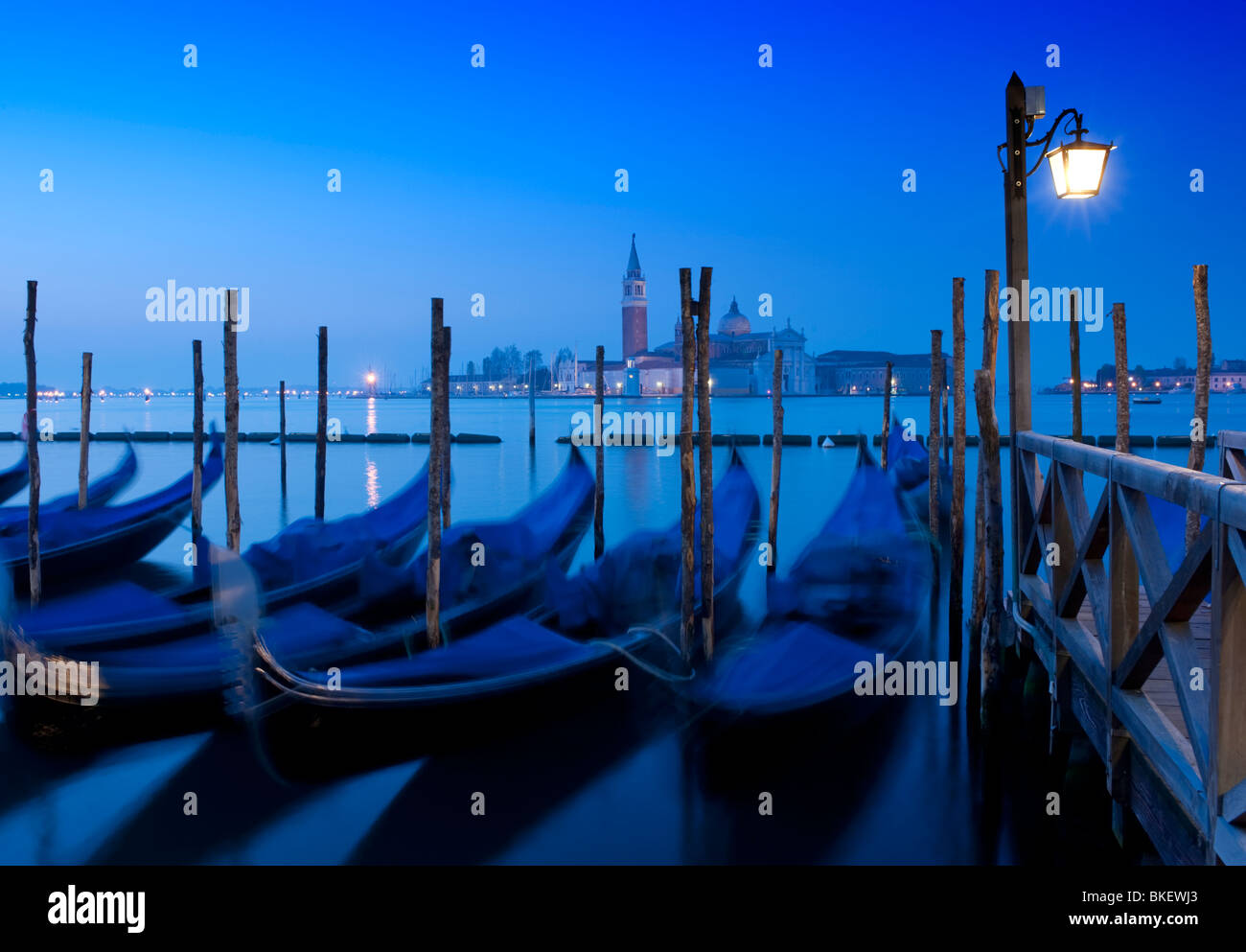 Gondel Liegeplätze in der Nacht vor der Morgendämmerung neben Canal Grande in San Marco in Venedig Italien Stockfoto
