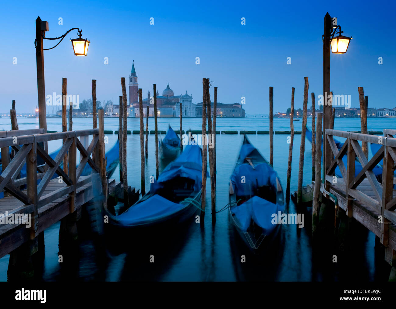 Gondel Liegeplätze in der Nacht vor der Morgendämmerung neben Canal Grande in San Marco in Venedig Italien Stockfoto