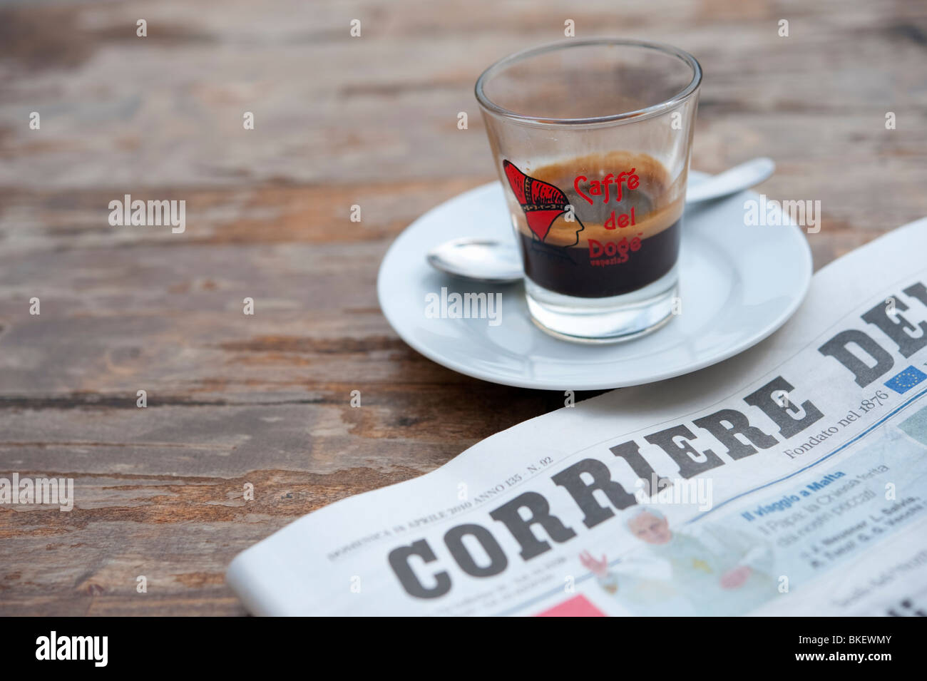 Detail der italienischen Zeitung und Kaffee im typischen Café in Venedig Italien Stockfoto