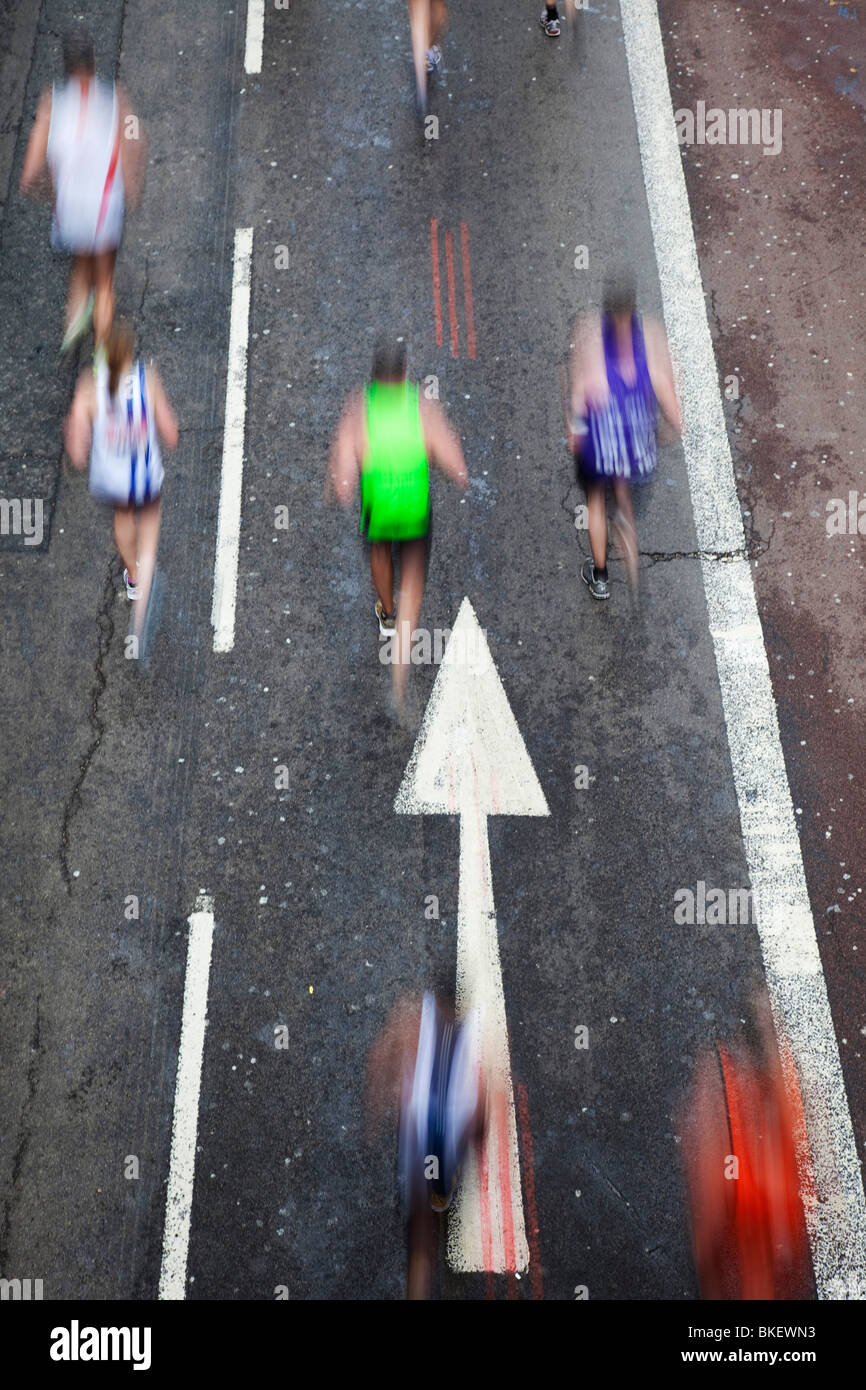 Läufer in der Virgin London-Marathon 2010. Upper Thames Street. Stockfoto