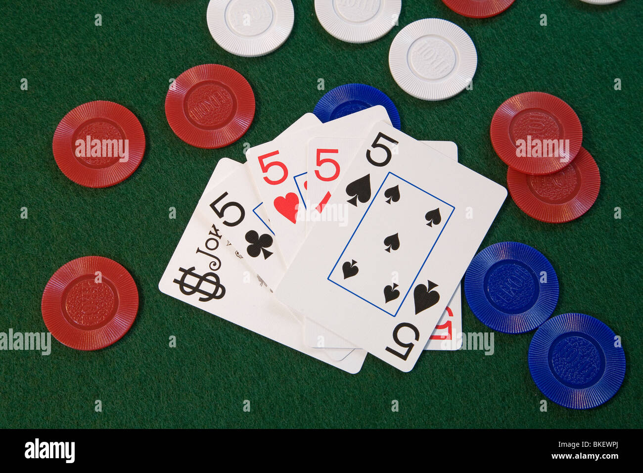 Vier einer Art plus einen Joker auf Poker-Chips, ein Poker-Blatt in fünf Karten oder Stud poker Stockfoto