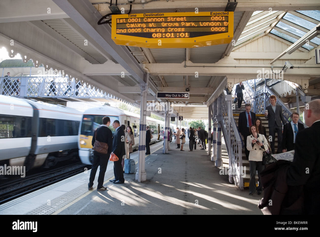 Pendler immer einen Zug in London, den morgendlichen Berufsverkehr, Elmstead Woods Station, SE London, UK Stockfoto