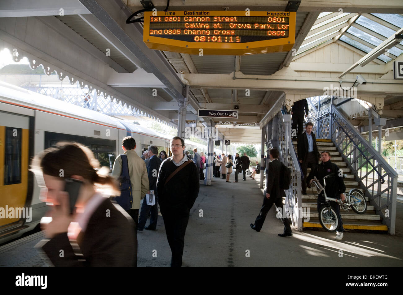 Pendler immer einen Zug in London, den morgendlichen Berufsverkehr, Elmstead Woods Station, SE London, UK Stockfoto