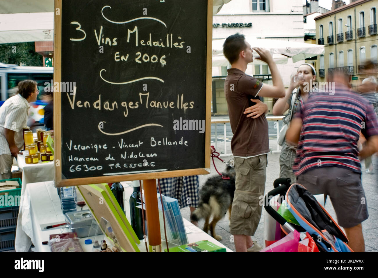 Perpignan, Frankreich - Menschen Verkostung französischer Weine auf der Straße, Detail handschriftlichen Zeichen Stockfoto