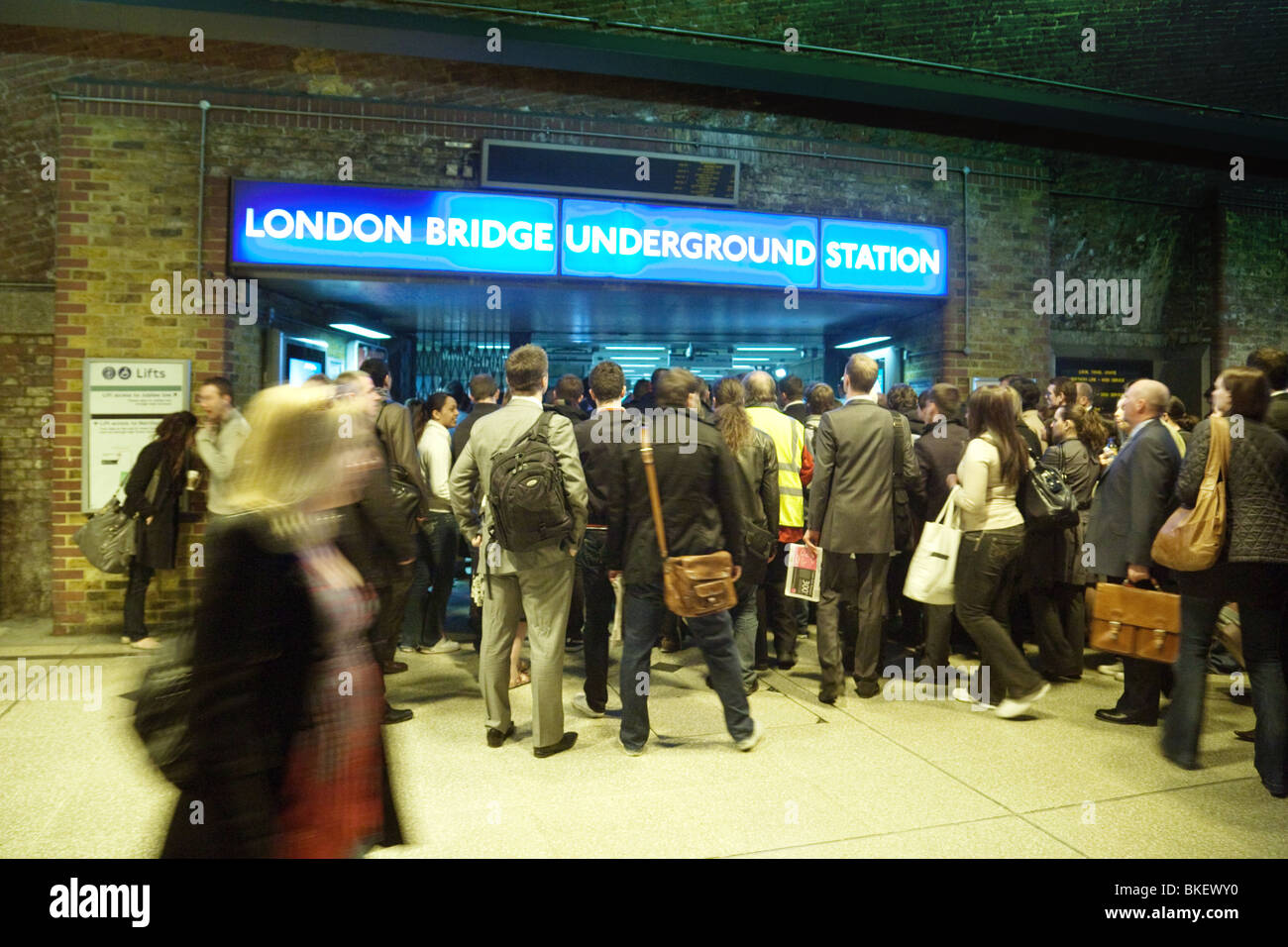 Massen von Pendlern in London Brücke u-Bahnstation während der morgendlichen Berufsverkehr, London, UK Stockfoto
