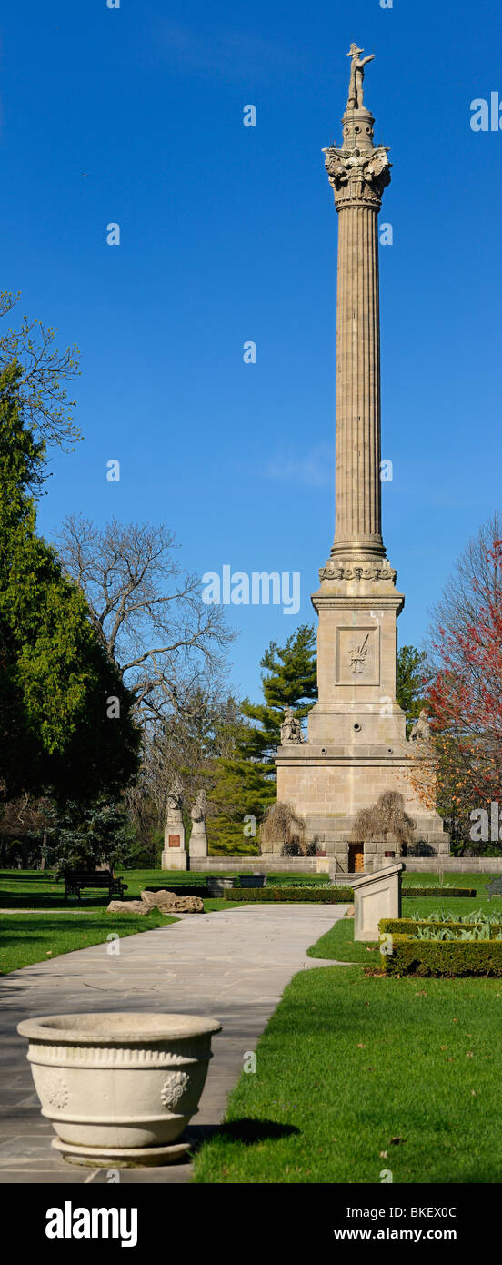 Vertikale Panorama der Brock Denkmal an Queenston Heights zum Gedenken an die kanadischen Unabhängigkeit nach us Kanada Schlacht Stockfoto