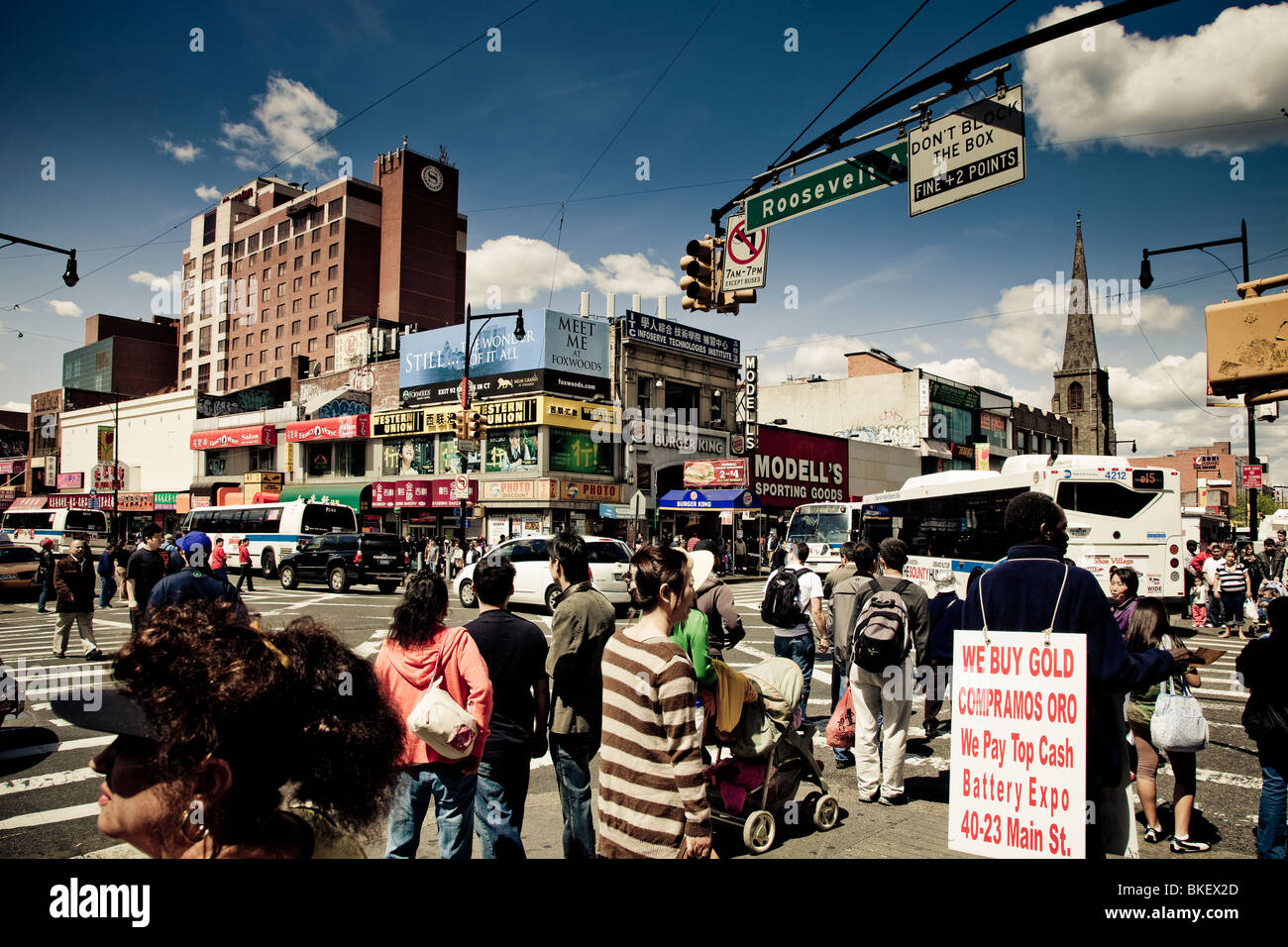 Kreuzung der Roosevelt Avenue und Main Street, Chinatown, Flushing, New York, USA Stockfoto