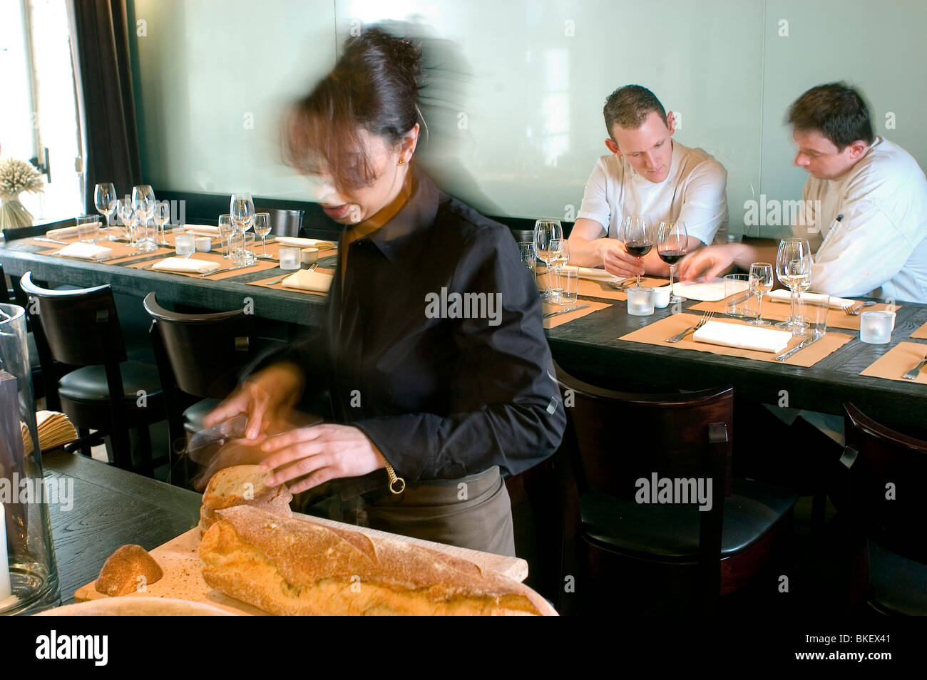 Paris, Frankreich, Kellnerin arbeiten, Schneiden von Brot, im Bistro-Restaurant, "Mon Vieil Ami", Tabellen Stockfoto