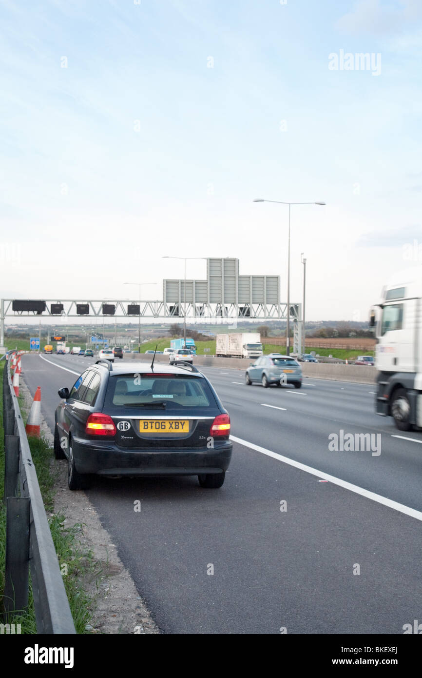 Auto auf der Standspur M25 Autobahn in Kent UK aufgeschlüsselt Stockfoto