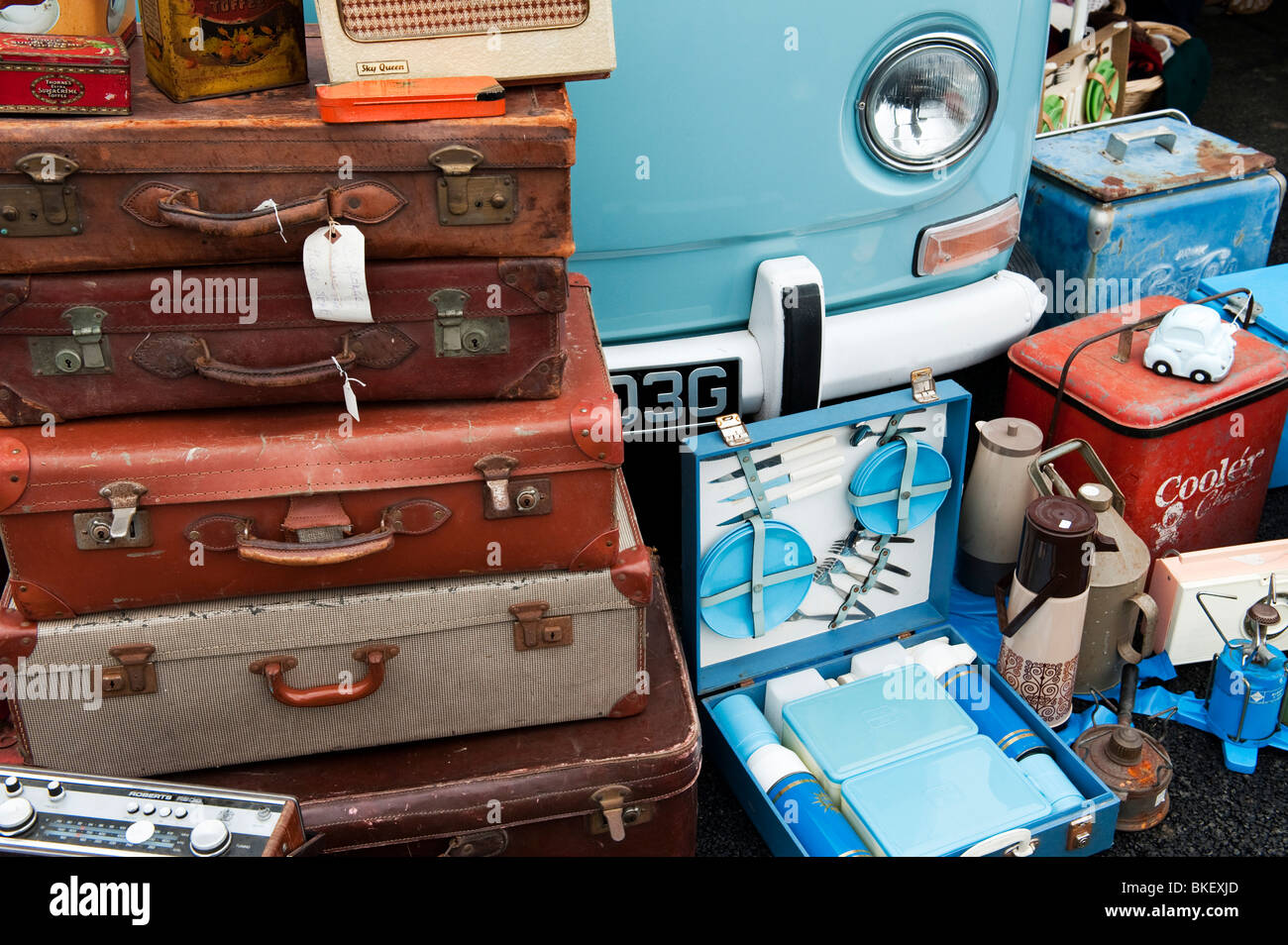 Retro Artikel einschließlich vintage Picknick Sets und Koffer und vw Camper van Abstract Stockfoto