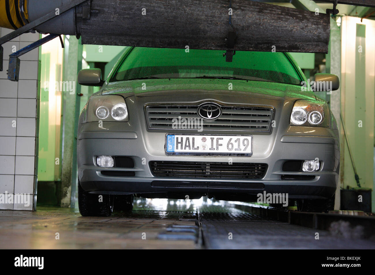 Toyota Avensis in einer Auto-Waschanlagen-Anlage Stockfoto
