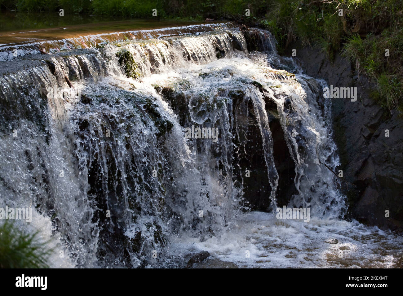 Wasserfall im tschechischen Schlosspark Stockfoto