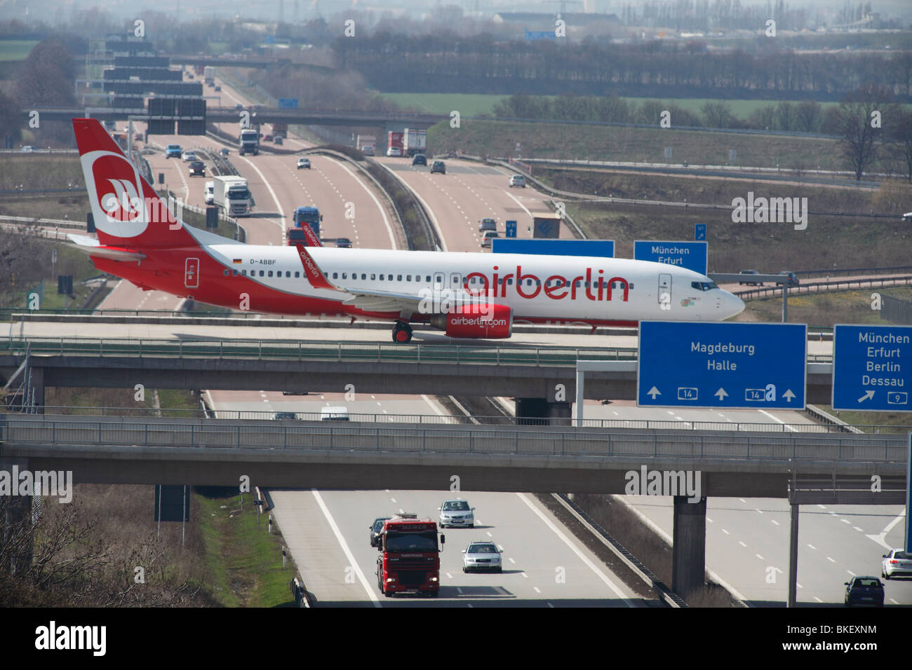 Flugzeug von AIRBERLIN auf Autobahnbrücke am Flughafen Leipzig-Halle in Deutschland Stockfoto