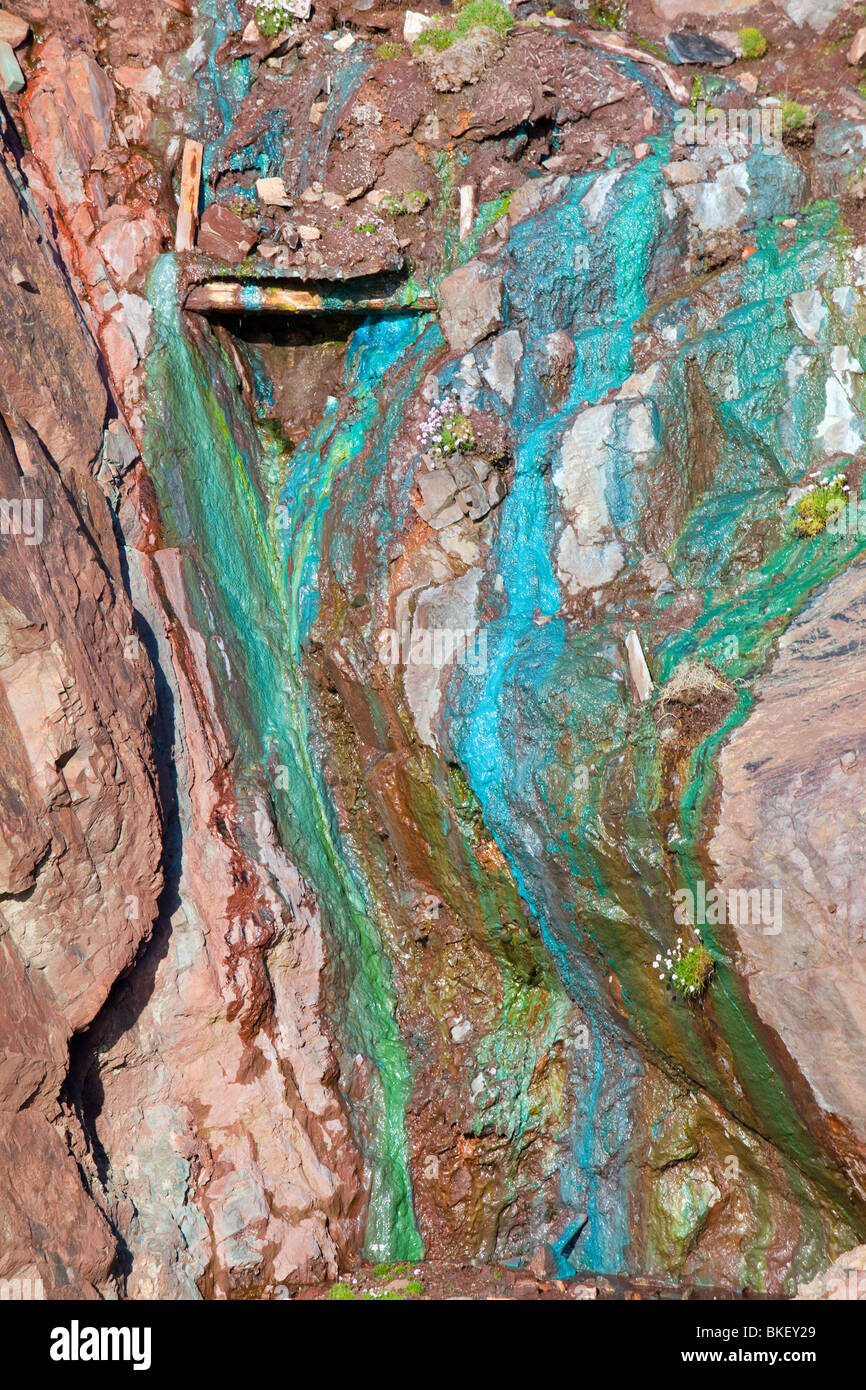 Meeresklippen gebeizt Grün von Kupfervorkommen Auswaschung aus dem alten Geevor Tin Mine in der Nähe von St Just in Cornwall, Großbritannien Stockfoto
