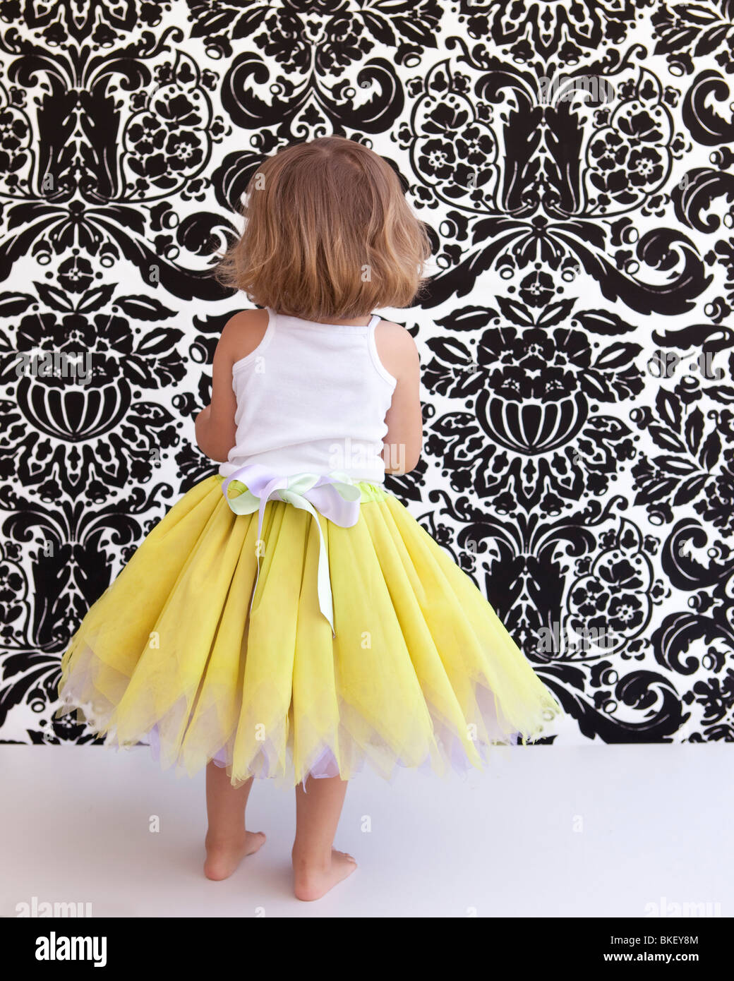 Kleines Mädchen mit gelben tutu Stockfoto
