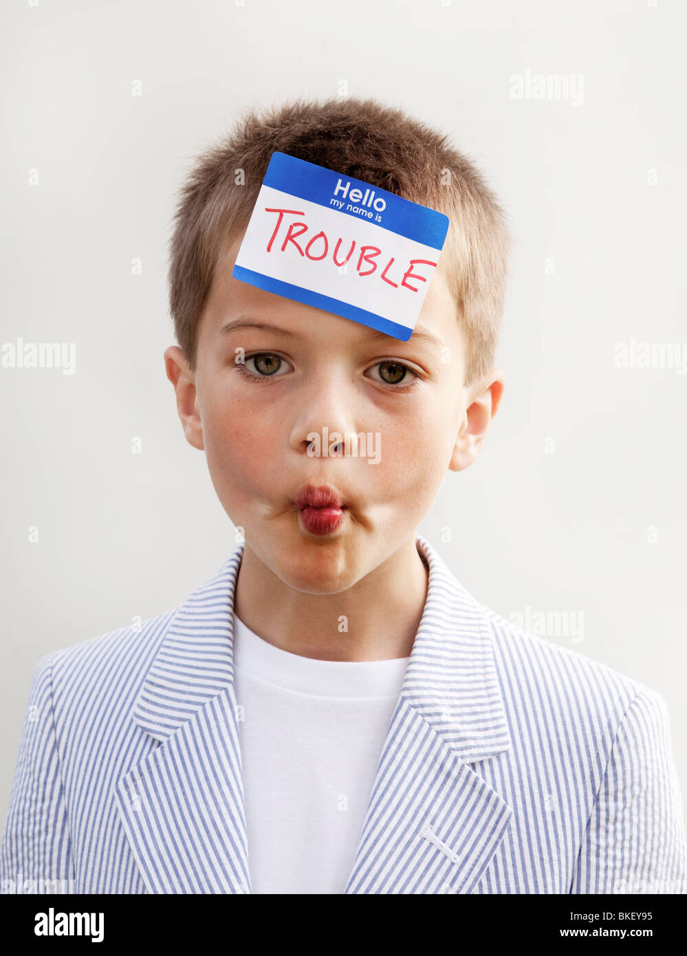 Probleme beim Namensschild auf jungen Stirn Stockfoto