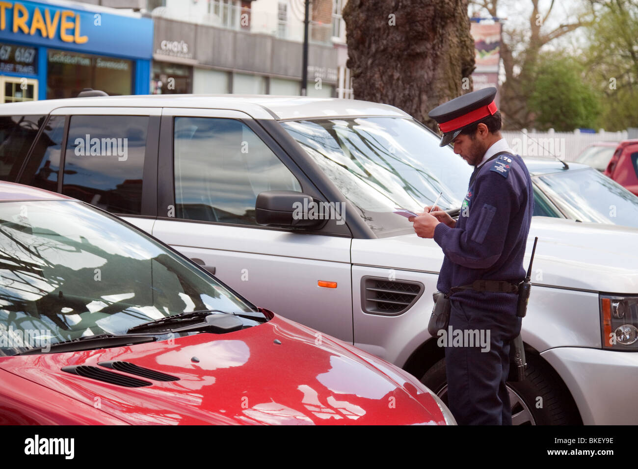 Ein Traffic Warden, schreiben Sie ein Ticket für ein Auto, Chislehurst, SE London, UK Stockfoto