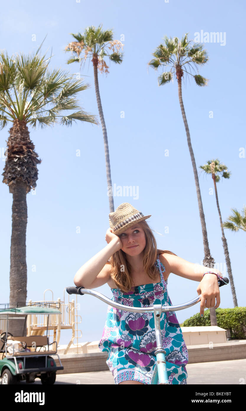 Teenager-Mädchen auf Fahrrad in Strandnähe Stockfoto