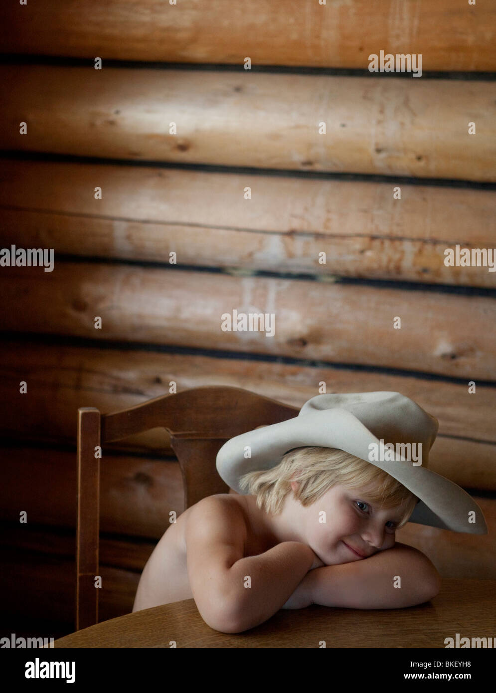 Junge auf Pult mit Cowboy-Hut Stockfoto