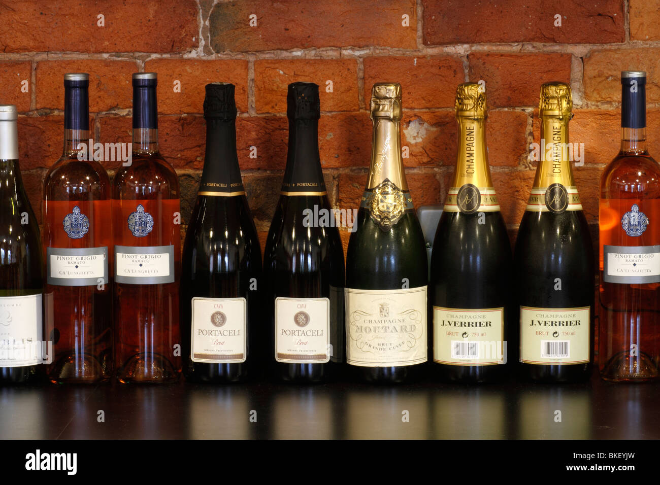 Botles Wein an der Bar Chablis Pinot Grigio Ramato Ca'lunghetta Cava Portacelli Brut Champagne Moutard Brut Grande Cuvée Cham Stockfoto