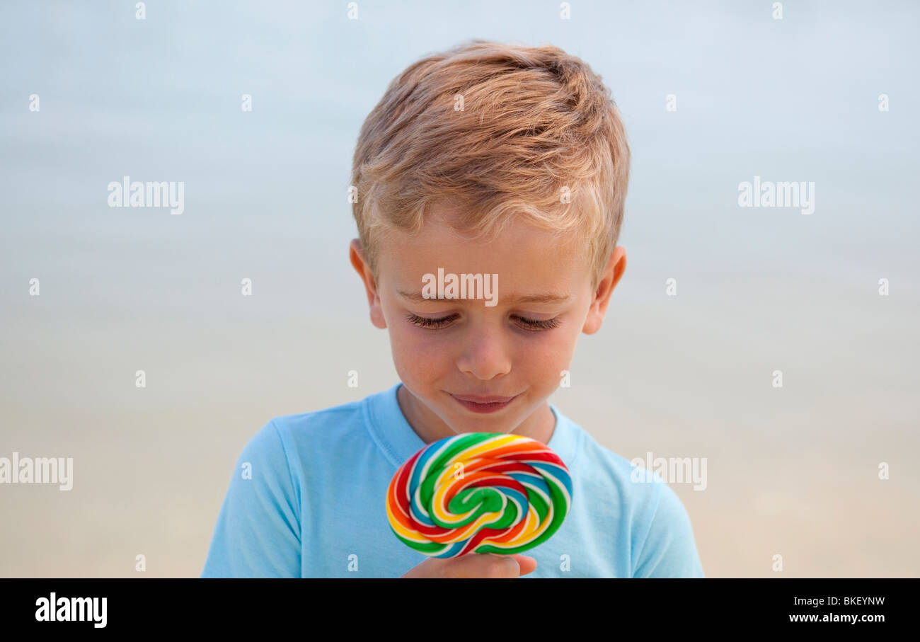 Kleiner Junge mit bunten lollipop Stockfoto