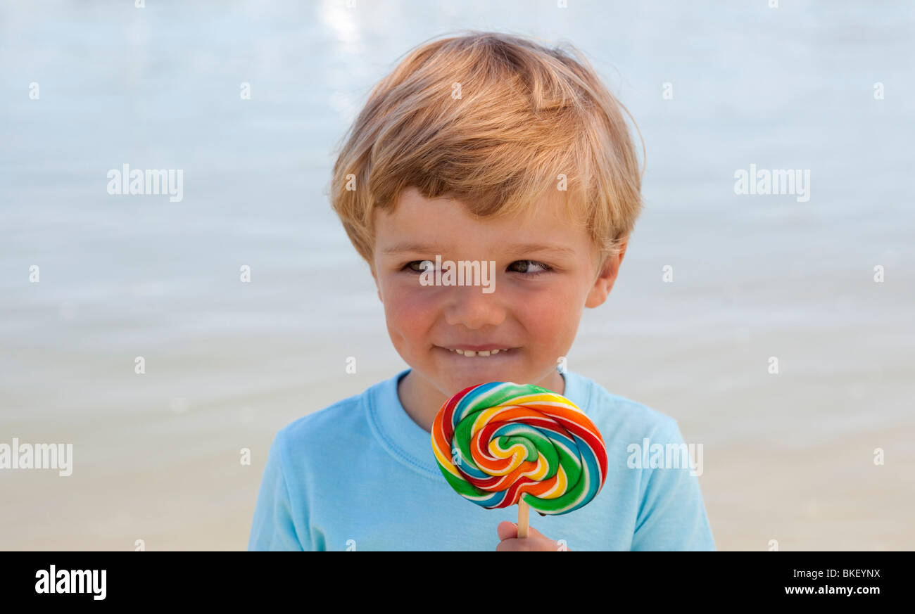 Kleiner Junge mit bunten lollipop Stockfoto