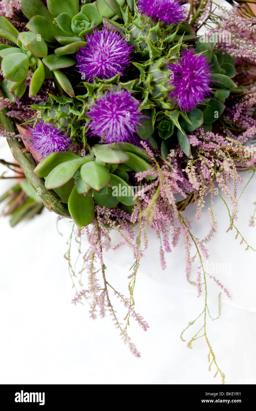 Herz-Wildblumen-Strauß auf Baum Stockfoto