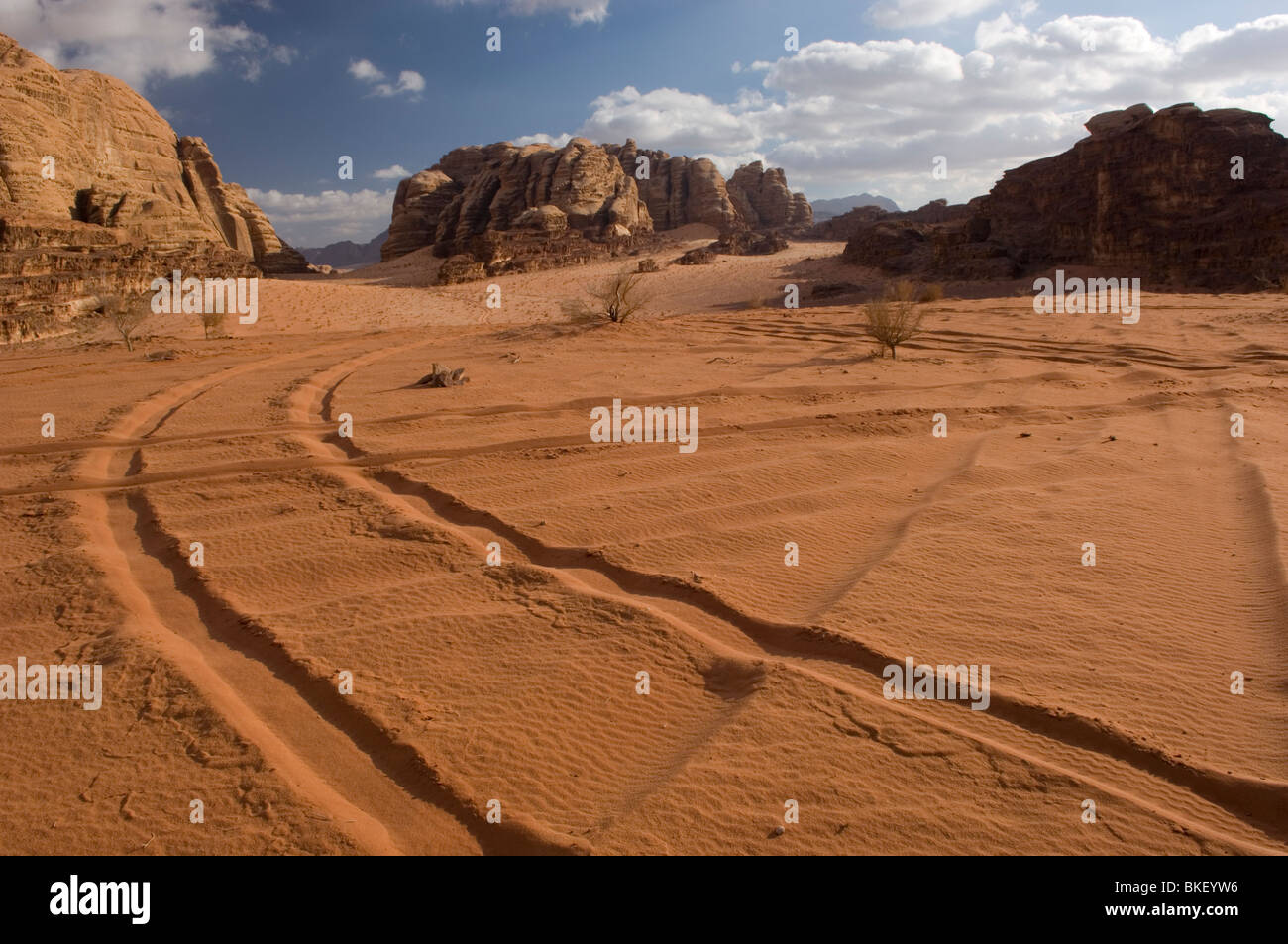 Reifenspuren in der Wüste Wadi Rum, Jordanien Stockfoto