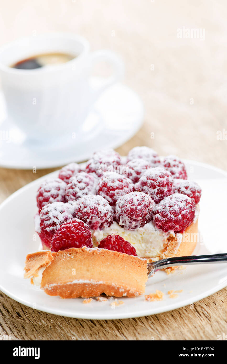 Frische Himbeer-Torte mit Kaffee zum Dessert serviert Stockfoto