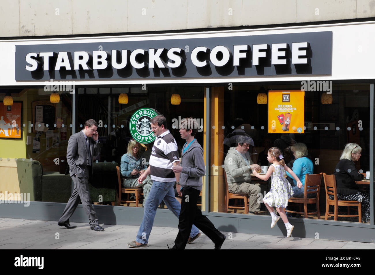 Fassade des Starbucks Café promenade Cheltenham uk Stockfoto