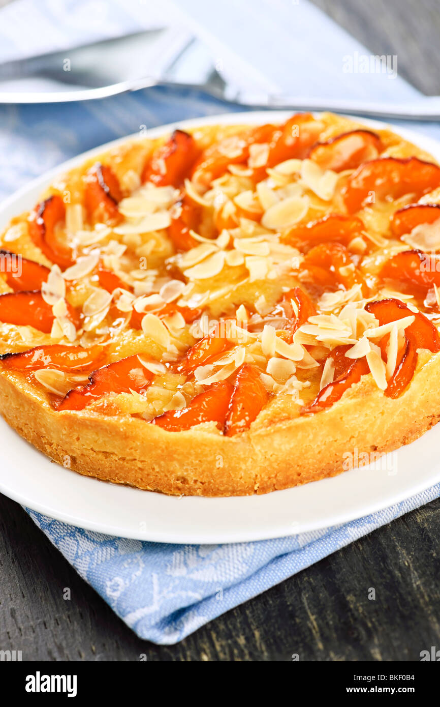 Frisch gebackene Aprikose und Mandel Kuchen dessert Stockfoto