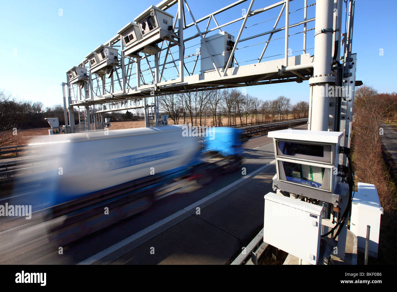 MautBrücke auf einer Autobahn in Deutschland. Detektoren in der Brücke registrieren alle LKW