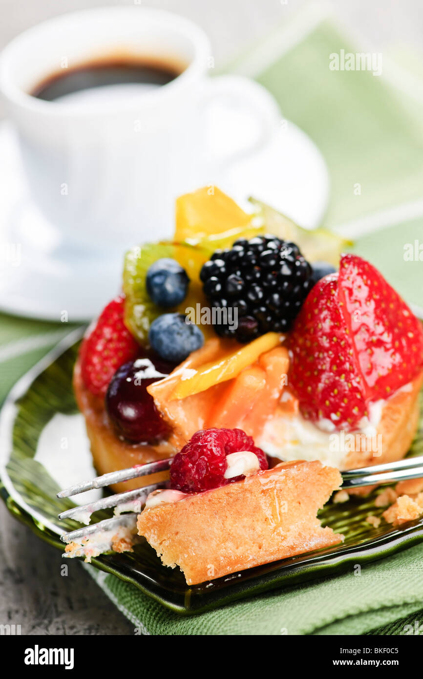 Frischen gemischten Beeren-Torte mit Kaffee zum Dessert serviert Stockfoto